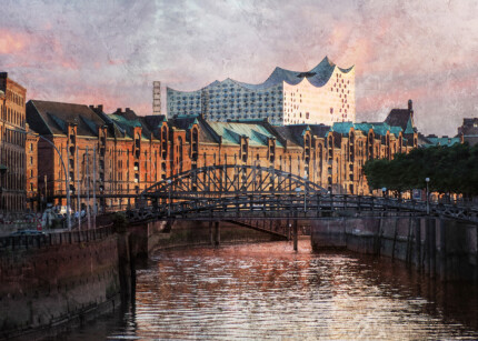 Hamburg – Elbphilharmonie mit Speicherstadt  –  120 x 80 cm